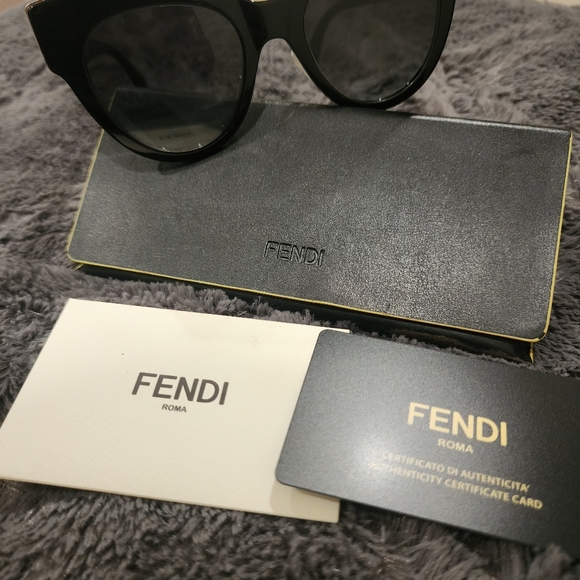 Authentic Fendi sunglasses - Picture 2 of 7